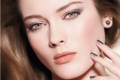 Μακιγιάζ που ταιριάζει με μαύρο φόρεμα