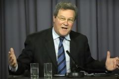 Ο Ντάουνερ προκαλεί τον Αναστασιάδη εκμεταλλευόμενος την οικονομική κρίση