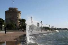 Mυστήριο με βουτιά αυτοκινήτου στο Θερμαϊκό - Νεκρή μία γυναίκα, αναζητείται ο οδηγός