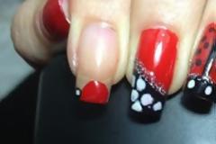 Μάθε πως να φτιάχνεις πασχαλίτσες στα νύχια σου με 4 διαφορετικούς τρόπους [video]