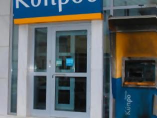 Φωτογραφία για Πάτρα: Επίθεση νεαρών στην τράπεζα Κύπρου - Προκάλεσαν φθορές με λοστούς στο ΑΤΜ και στη τζαμαρία
