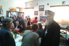 Παπάς μοίρασε 30 κιλά ψάρια στα Τρίκαλα