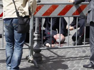 Φωτογραφία για Σοκ στην Ιταλία - Παράφρονας πυροβόλησε αστυνομικούς την ώρα που ορκιζόταν η κυβέρνηση - Τραυματίστηκε ελαφρά μια γυναίκα