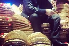 Για ποια κρίση μιλάμε; «Έπνιξαν» στα λουλούδια τον Βασίλη Kαρρά