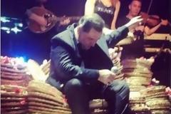 Δάκρυσε ο Βασίλης Καρράς – Tο συγκινητικό αντίο στο κοινό του