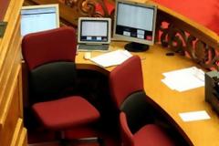 Πρωτοφανής κυβερνητική επιτυχία – Μόλις κατά 34 άτομα μειώθηκαν οι μετακλητοί υπάλληλοι