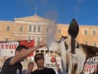 Φωτογραφία για Στη βουλή έκαψαν τον Έλληνα εργαζόμενο! Δείτε βίντεο...
