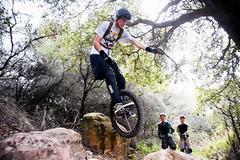 Ποδήλατο με ένα τροχό πάνω σε βράχια