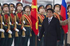 Στο επίκεντρο οι Κουρίλες Νήσοι. Πρώτη επίσκεψη ιάπωνα πρωθυπουργού στη Μόσχα εδώ και μία δεκαετία