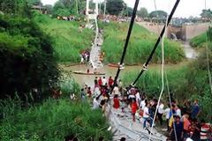 Πέντε νεκροί από κατάρρευση γέφυρας στην Ταϊλάνδη