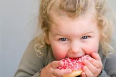 Υγεία: Η πίεση για την κατανάλωση φαγητού οδηγεί στην παχυσαρκία