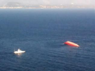 Φωτογραφία για Δύο νεκροί, οκτώ αγνοούμενοι από ναυάγιο ανοιχτά της Μεθώνης