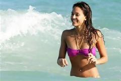 Καυτές εμφανίσεις της Jessica Alba με μαγιό