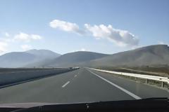 Πεζοπόρος εντόπισε αυτοκίνητο με νεκρό σε χαράδρα στην Εθνική οδό Καλαμάτας-Σπάρτης