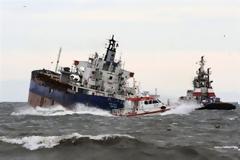 Λιγοστεύουν οι ελπίδες για τους 8 αγνοούμενους - Δύο νεκροί στη σύγκρουση πλοίων στη Μεθώνη