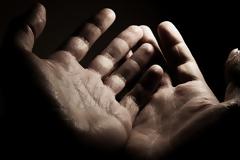 Σοκ στη Θεσσαλονίκη – 32χρονος έκοψε τις φλέβες του και έπεσε στο κενό από φωταγωγό