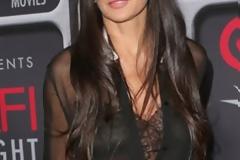 Η Demi Moore έδειξε -αθελά της- το στήθος της!