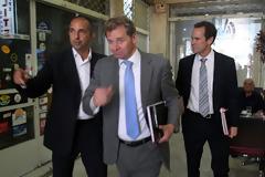 Πιο σκληρή στάση στις διαπραγματεύσεις με την τρόικα θέλουν οι πολίτες