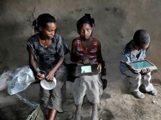 Φωτογραφία για Tι φαντάζεστε ότι γίνετε όταν τα αναλφάβητα παιδιά της Αιθιοπίας συναντούν για πρώτη φορά tablets;