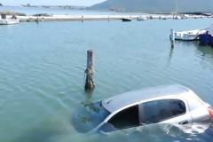 Αυτοκίνητο στη θάλασσα, σώος ο οδηγός