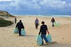 Καθαρισμός παραλίας από θαμμένα απορρίμματα από το δήμο Αιγιαλείας