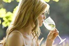 Υγεία: Επικίνδυνο το αλκοόλ για τις υπέρβαρες γυναίκες