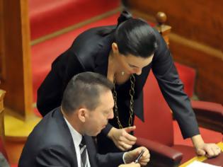 Φωτογραφία για Όταν η Όλγα Kεφαλογιάννη έσκυψε πάνω από τον Στουρνάρα και ...ζαλίστηκε η Βουλή
