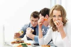 Υγεία: Μύθος ή αλήθεια: Παχαίνω γευματίζοντας εκτός σπιτιού;Όταν έχω κατακράτηση να μην πίνω νερό;