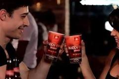 Φίλοι στο Facebook με κάθε «στην υγειά μας» [video]