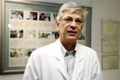 Ο Έλληνας χειρουργός που έχει κάνει 19 μεταμοσχεύσεις καρδιάς