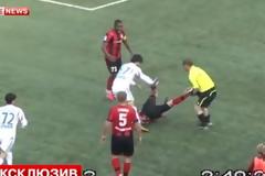 Απίστευτο ξύλο από...επόπτη σε ποδοσφαιριστή!