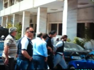 Φωτογραφία για Eλεύθεροι οι τέσσερις συλληφθέντες που κατηγορήθηκαν για υπόθαλψη του Αλέξη Φράγγου
