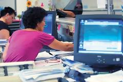 La Capital: Η Ελλάδα «σπάει» το ταμπού των απολύσεων στο Δημόσιο