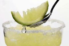 Αναζωογονητικό πήλινγκ σώματος με lime