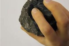 Στο νοσοκομείο 48χρονη από «αδέσποτη» πέτρα