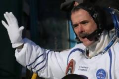 Οι αστροναύτες βρήκαν «τρύπα από σφαίρα» σε ηλιακή μπαταρία του ΔΔΣ