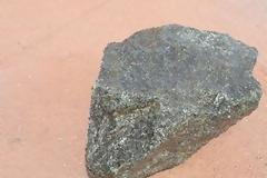 Της πέταξε πέτρα στο κεφάλι!