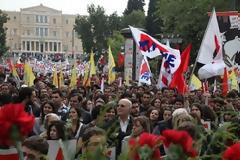 Κλειστοί οι δρόμοι γύρω από το Σύνταγμα - Μικρή η προσέλευση στο ΠΑΜΕ