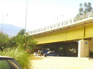 Φωτογραφία για Πάτρα: Σπίτι τους έχουν κάνει Pομά τον χώρο κάτω από τη Γέφυρα Ρίου - Αντιρρίου