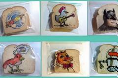 Ζωγραφίζει επί 5 χρόνια τα σακουλάκια των sandwich των παιδιών του