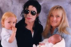Η κόρη του Τζάκσον φωτογραφίζεται με τη μαμά της