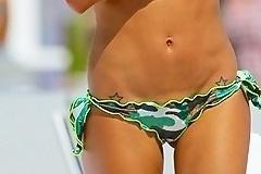 Φωτιά και λάβρα! Τα πρώτα μπάνια καυτής παρουσιάστριας και το…κατεβασμένο μαγιό!