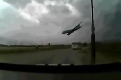 Βίντεο ΣΟΚ. Πτώση και συντριβή αεροπλάνου Boeing 747