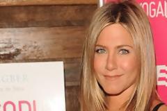 Oι φωτογραφίες που φούντωσαν τις φήμες για την εγκυμοσύνη της Άνιστον