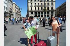 Δείτε με ποια δικαιολογία μοιράζει...δωρεάν φιλιά! (βίντεο)