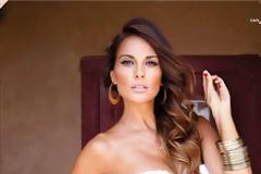 Καλλονή από τη Ρουμανία μόνο με το μαγιό της