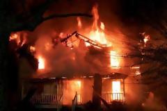 ΠΡΙΝ ΛΙΓΟ: Hλεία: Πυρκαγιά σε διώροφο κτίριο στην Αρήνη