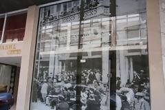 Κλειστά καταστήματα, στολισμένες βιτρίνες