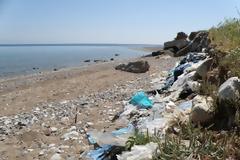 Περιβαλλοντικό σκάνδαλο στο Αίγιο: Αποκαλύφθηκε θαμμένη χωματερή δίπλα στη θάλασσα