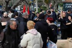 Με επέμβαση των ΜΑΤ ακυρώθηκε το χρυσαυγίτικο συσσίτιο...!!!